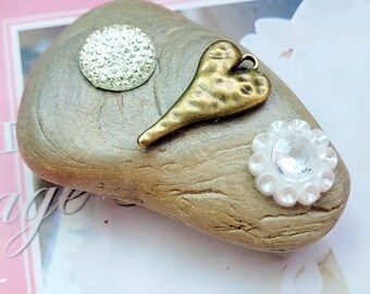 Bejeweled Lakeflochten Stein: Dekorativer Strandfelsen