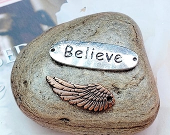 Bejeweled Lake Lakeanhänger-Stein: Dekorativer Strandfelsen mit Anhängern