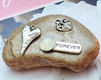 Bejeweled Lake Lakeanhänger-Stein: Dekorativer Strandfelsen mit Anhängern