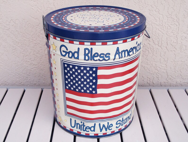 Vintage BERTELS CAN CO. Huge Decorated Tin Box Proud To Be An American. image 2