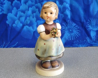 Vintage HUMMEL GOEBEL West Germany Porcelain Figurine 1963.