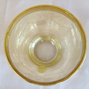 Vintage MURANO SILVESTRI Gold Platted Rim On Pastel Yellow Etched Art Glass Bowl. image 4