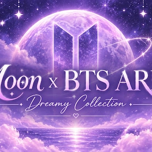 Puede incluir: Un gráfico en tonos morados que muestra una gran luna y un cielo estrellado sobre nubes y un mar en calma. El texto dice Moon x BTS ARMY Dreamy Collection, con un pequeño icono de corazón debajo. El diseño incluye lunas crecientes.