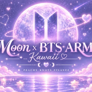 Puede incluir: Un gráfico en tonos morados que presenta una gran luna con el logotipo de BTS, rodeada de nubes, estrellas y lunas crecientes colgantes. El texto dice Moon x BTS ARMY Kawaii, Same Plan Manifest Together, Same Moon Brighter Days y PEACHY KNOTS FINANCE.