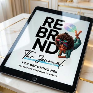 Puede incluir: Una tableta negra que muestra el texto "REBRAND The Journal" con una ilustración de una mujer. La mujer tiene cabello rizado castaño, un atuendo verde azulado y una colorida cinta para la cabeza. También se ve el texto "FOR BECOMING HER BECAUSE YOU WERE MADE TO EVOLVE".