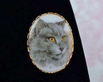 Vintage Gray Cat Portrait Cameo Brooch in Gold Tone Metal