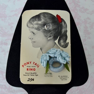Bague queue de cheval vintage avec fleurs et feuilles en tissu bleu sur carte de vente originale par MacDonald fabriquée au Japon