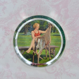 Presse-papiers en verre avec Silver Springs, carte postale représentant une femme en maillot de bain nourrissant un cerf, vintage et fait main