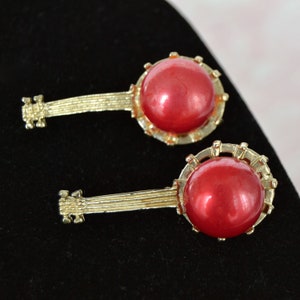 Vintage Pair of Banjo Brooches in Gold Tone Metal with Plastic Cabochons