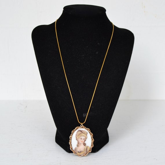 Vintage Necklace with Cameo Pendant of Woman and … - image 10