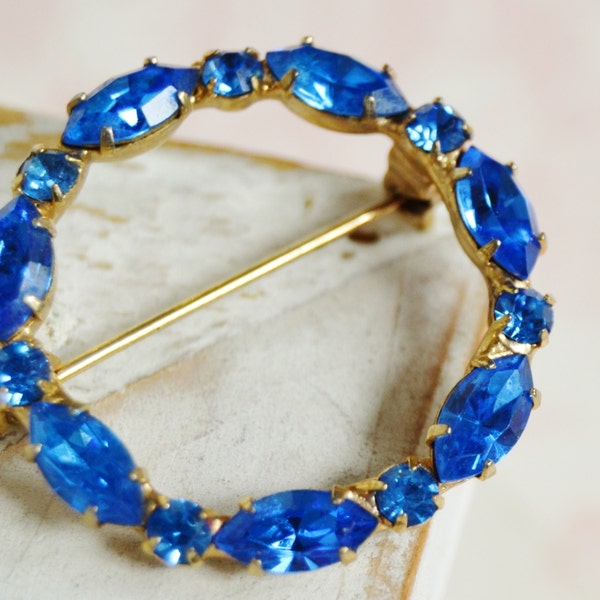 Vintage Circular Brooch in Sapphire Blue