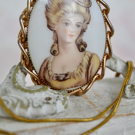 Vintage Necklace with Cameo Pendant of Woman and … - image 6