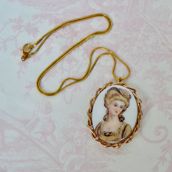 Vintage Necklace with Cameo Pendant of Woman and … - image 2