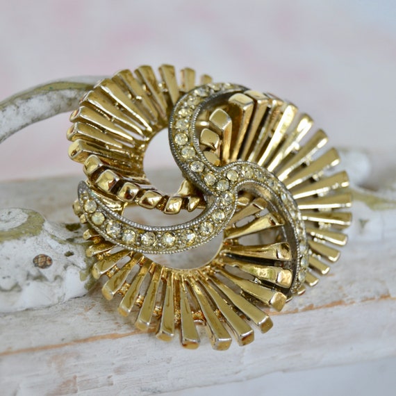 Vintage 1960s Pinwheel Brooch in Gold Tone Metal … - image 3