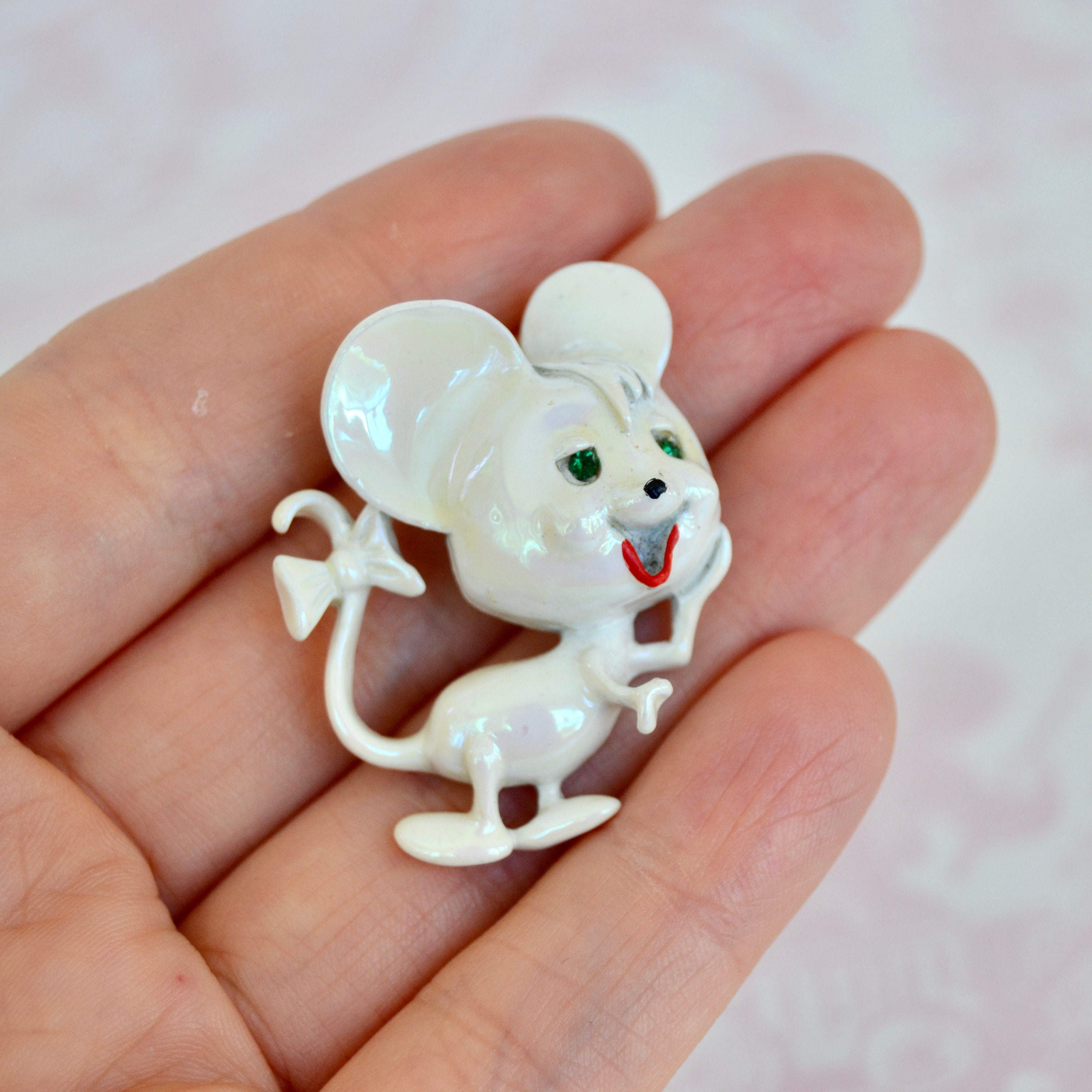 Broche Plaque Or Souris émaillée – Gris Et œil Rouge Brillant, Design Mignon Et élégant