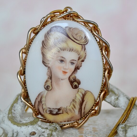 Vintage Necklace with Cameo Pendant of Woman and … - image 7