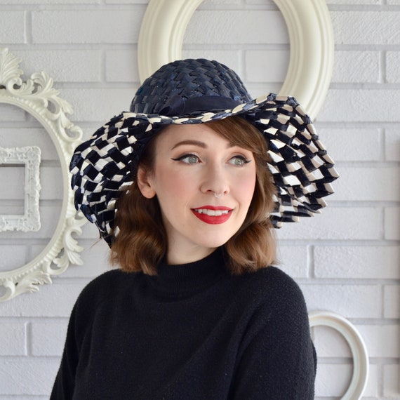 Vintage 1960s Dark Blue and Off-white Open Woven Raffia Sun  display picture 1