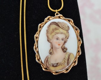 Vintage Necklace with Cameo Pendant of Woman and Gold Tone Metal Chain