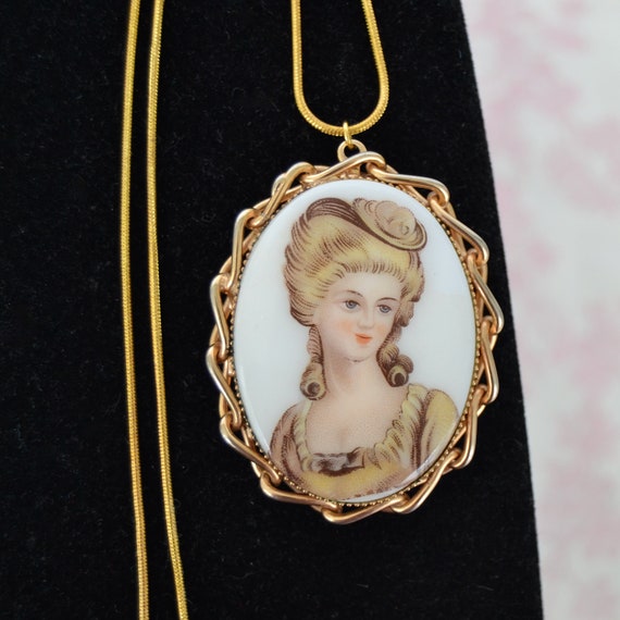 Vintage Necklace with Cameo Pendant of Woman and … - image 1