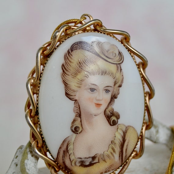 Vintage Necklace with Cameo Pendant of Woman and … - image 5