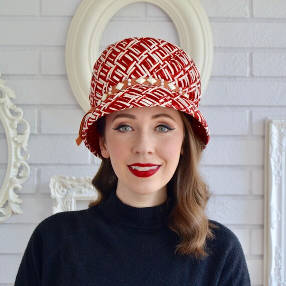 Vintage 1960s Red and White Raffia Hat with Off W… - image 9