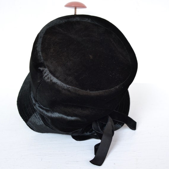 Vintage Black Velvety Hat with Velvet Ribbon and … - image 7