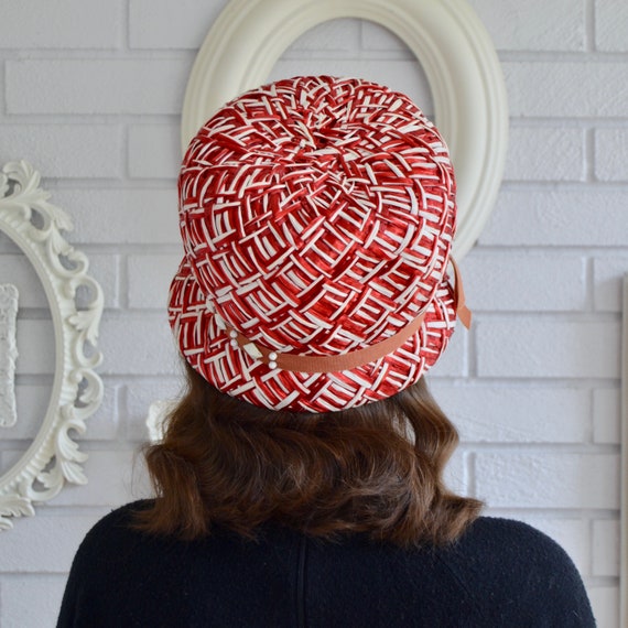 Vintage 1960s Red and White Raffia Hat with Off W… - image 6