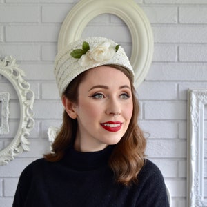 Vintage 1960s Off-White Raffia Hat with Fabric Flower