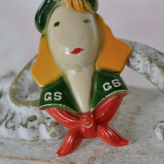 Vintage 1940s Girl Scout Brooch Made of Plastic a… - image 4