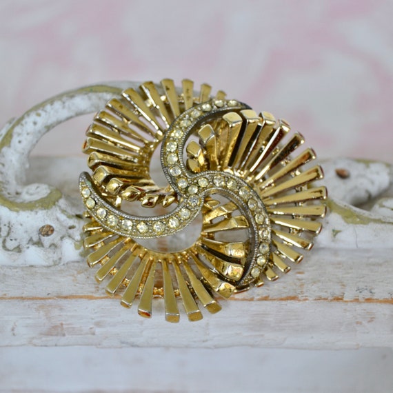 Vintage 1960s Pinwheel Brooch in Gold Tone Metal … - image 2