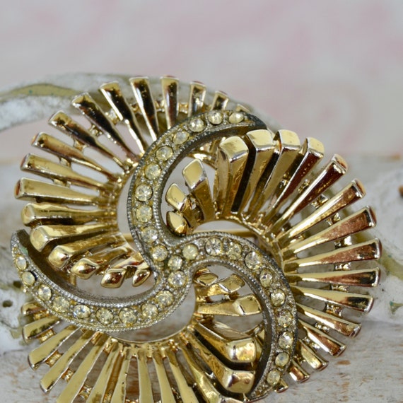 Vintage 1960s Pinwheel Brooch in Gold Tone Metal … - image 5