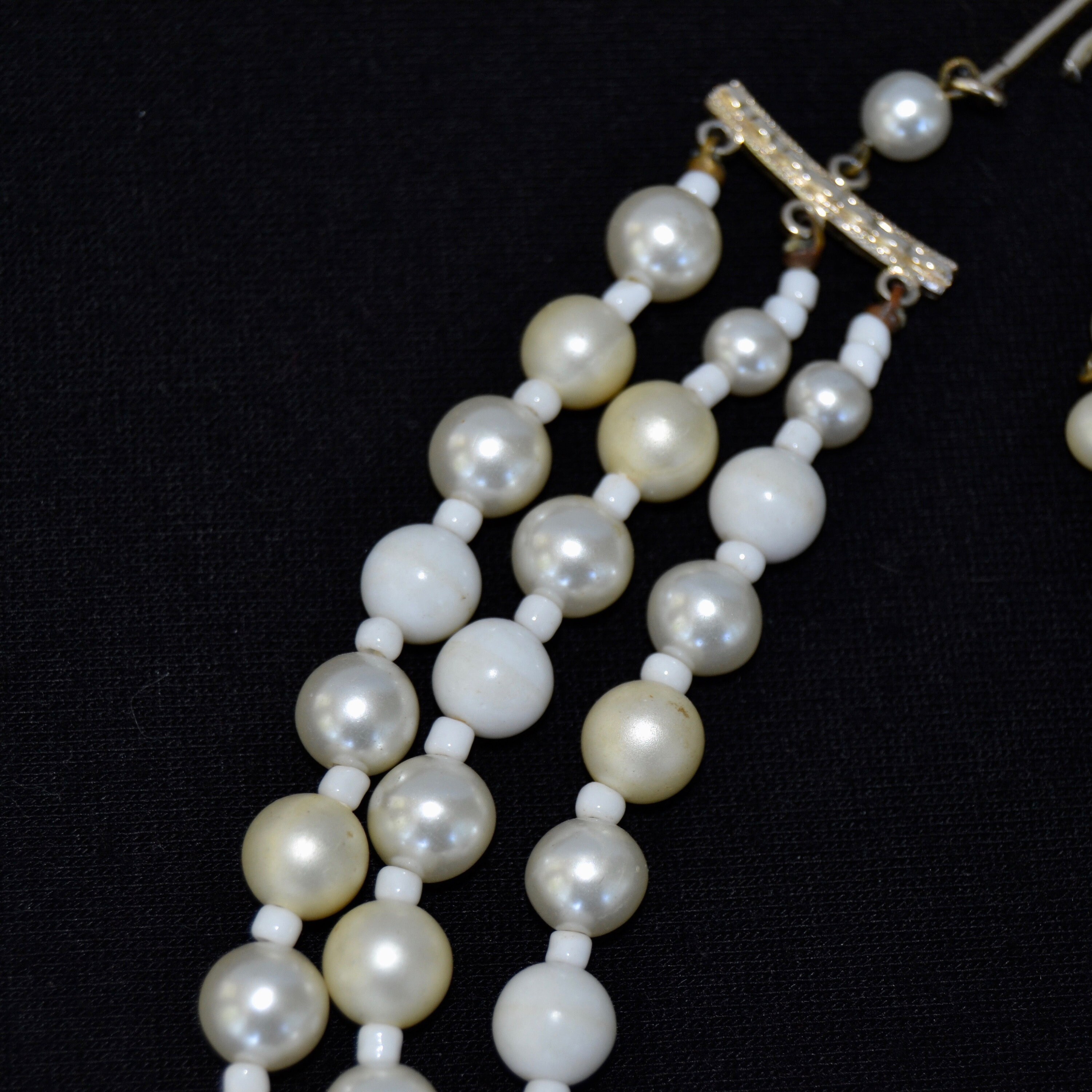 Collier Vintage 3 Rangs De Chaînes Or Avec Perles Blanches - Bijou Rétro En Excellent état