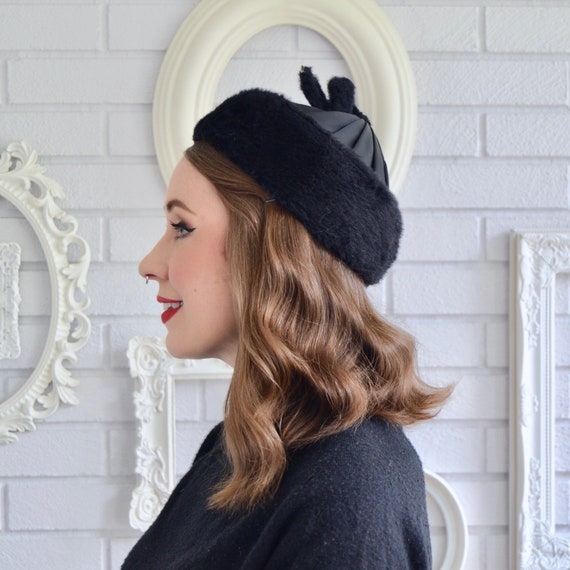 HIGH FASHION VINTAGE FAUX FUR BERET STYLE HAT WITH RHINESTONE BROOCH! Accessories | High Fashion Vintage Faux Fur Beret Style Hat  main image 4