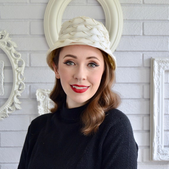 Vintage 1960s Cream Hat of Woven Raffia and Fabric Flowers  display picture 3