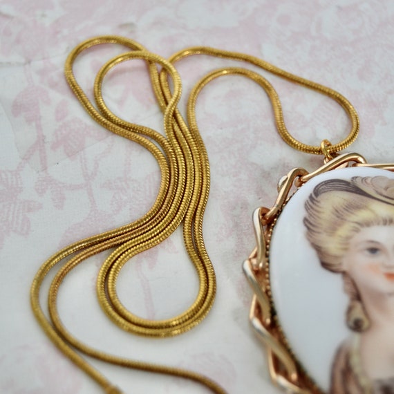 Vintage Necklace with Cameo Pendant of Woman and … - image 4