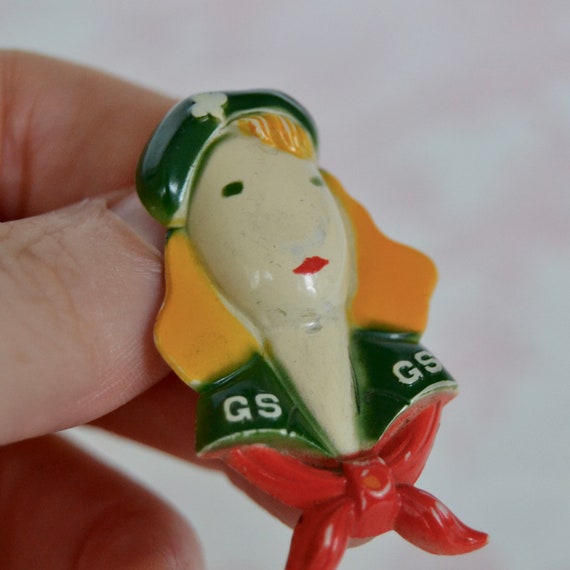 Vintage 1940s Girl Scout Brooch Made of Plastic a… - image 8