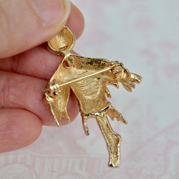 Vintage Scarecrow Brooch Made of Gold Tone Metal … - image 9