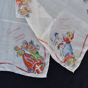 Paire de mouchoirs vintage Souvenirs de France avec des personnages illustrés