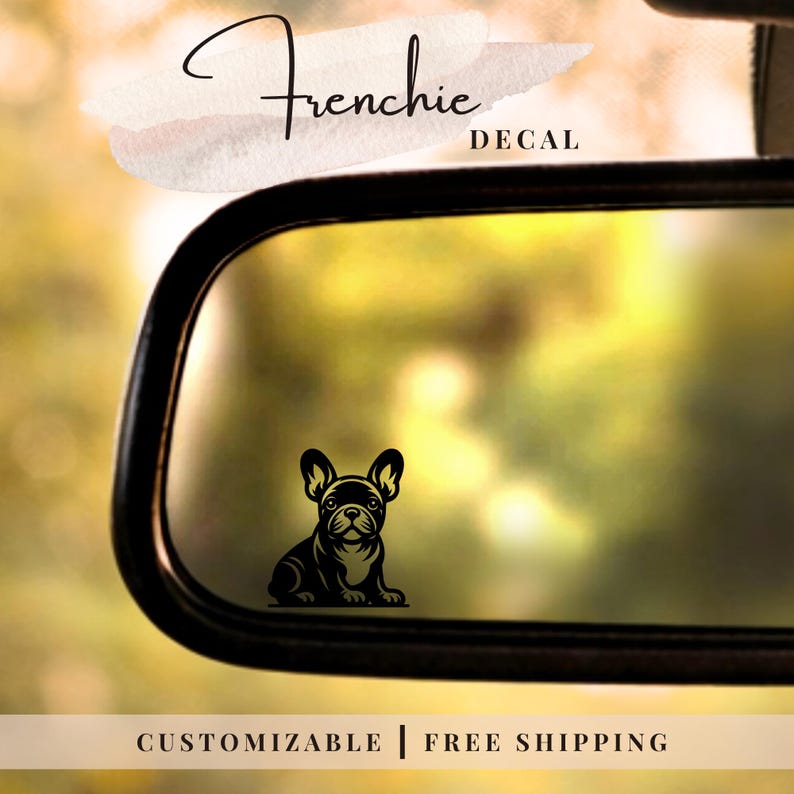 Peut inclure: Autocollant Frenchie noir avec le mot "Frenchie" au-dessus. L'autocollant pr&eacute;sente une illustration de bouledogue fran&ccedil;ais assis. Le texte "PERSONNALISABLE | LIVRAISON GRATUITE" est au bas de l'image.