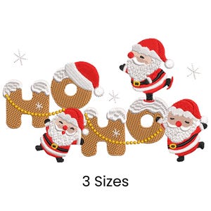 Puede incluir: Diseño bordado con las palabras "HO HO", figuras de Papá Noel y copos de nieve. Las letras son marrones con detalles de nieve blanca, y los Papá Noel visten trajes y sombreros rojos. Una cadena dorada conecta las letras. El texto "3 Sizes" está debajo.