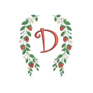 Puede incluir: Una letra "D" roja está rodeada por un diseño decorativo de hojas verdes, fresas rojas y pequeñas flores blancas. El diseño es simétrico, con la letra centrada sobre un fondo blanco. Las fresas y las flores añaden un toque de naturaleza.