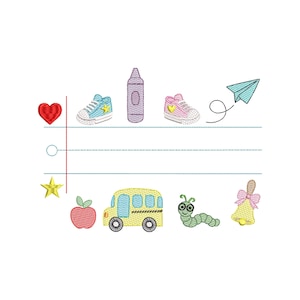 Op de afbeelding: Geborduurd ontwerp met schoolthema-elementen. Inclusief een rood hart, sneakers, een kleurpotlood, een papieren vliegtuigje, een ster, een appel, een gele schoolbus, een groene rups en een bel met een roze strik.
