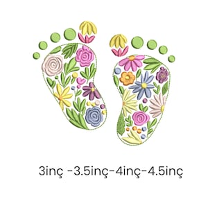 Op de afbeelding: Geborduurde bloemen babyvoetjes in diverse kleuren, waaronder roze, geel en blauw, op een witte achtergrond. De voetafdrukken zijn ongeveer 7,6 tot 11,4 cm lang.