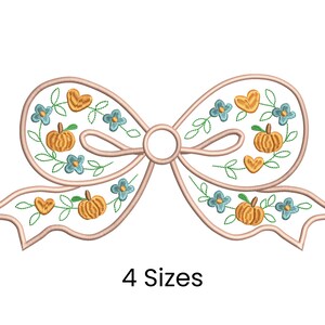 Könnte beinhalten: Gesticktes Schleifendesign mit Kürbissen, blauen Blumen und Herzformen. Die Schleife ist hellrosa umrandet, mit grünen Ranken und Blättern. Der Text "4 Sizes" wird darunter angezeigt.