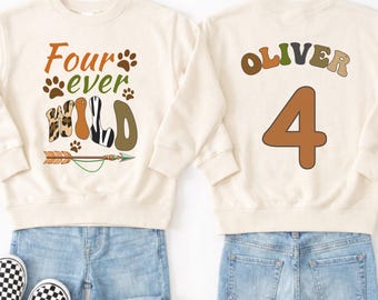 Camiseta de 4.º cumpleaños de Four Ever Wild: traje de safari personalizado, nombre y número personalizados, camiseta de cumpleaños de animal de la selva para niño