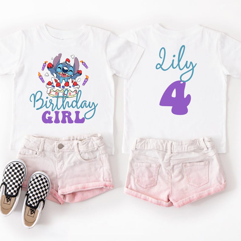 Puede incluir: Dos camisetas blancas con shorts rosas a juego y zapatos a cuadros blancos y negros. Una camiseta presenta un personaje de dibujos animados y las palabras "Birthday Girl". La otra camiseta tiene el nombre "Lily" y el n&uacute;mero "4".
