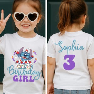 Puede incluir: Camiseta blanca con un personaje de dibujos animados, una tarta de cumplea&ntilde;os y las palabras "Birthday Girl" en azul y morado. La parte trasera de la camiseta tiene el nombre "Sophia" y el n&uacute;mero "3" en morado.