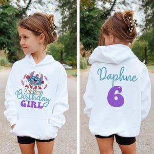 Puede incluir: Sudadera con capucha blanca con un personaje de dibujos animados, una tarta de cumplea&ntilde;os y las palabras "Birthday Girl". La parte trasera de la sudadera tiene el nombre "Daphne" y el n&uacute;mero "6" en morado.