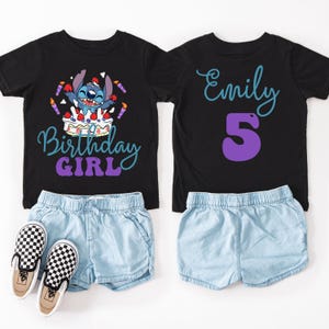 Puede incluir: Dos camisetas negras con shorts de mezclilla a juego y zapatillas a cuadros. Una camiseta dice "Birthday Girl" con un personaje de dibujos animados y pastel. La otra camiseta dice "Emily 5" en verde azulado y morado.