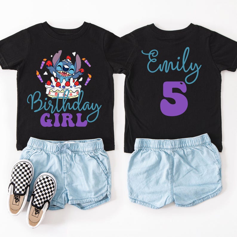 Puede incluir: Dos camisetas negras con shorts de mezclilla a juego y zapatillas a cuadros. Una camiseta dice "Birthday Girl" con un personaje de dibujos animados y pastel. La otra camiseta dice "Emily 5" en verde azulado y morado.
